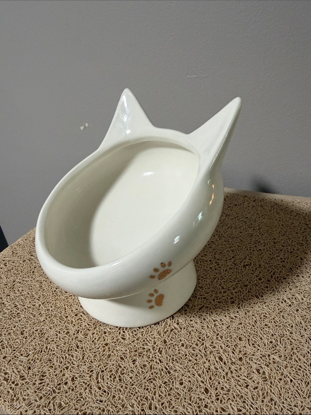 White Cat-Shaped Ceramic Cat Bowl with Paw Detail